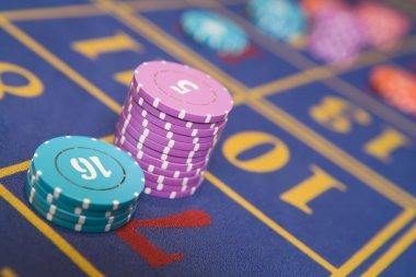 Live Sakong dealer at result kingkong4d table
